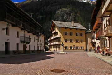 Angoli e Scorci di Gressoney Saint Jean - Piazzetta centro